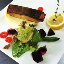 Стейк  лосося со свекольным салатом